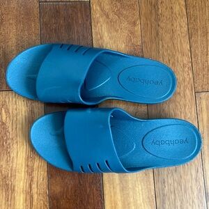 Yeah Baby Cloud 9 Spa Slipper. Mystic Blue. Size Large.